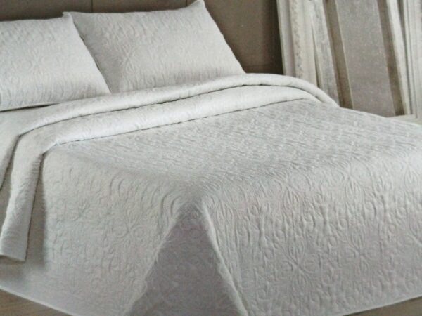Colcha blanca cama 135