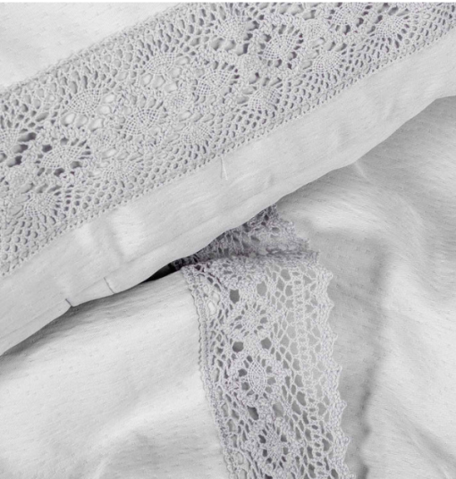 COLCHA LIGERA DE DISEÑO, DETALLE ENCAJE GRIS - Imagen 2