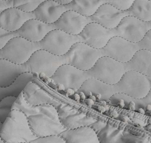 COLCHA BOUTI VERANO POMPONES BLANCO O GRIS - Imagen 2