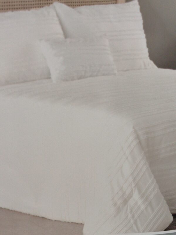 COLCHA BOUTI LISA BLANCA  DETALLES EN RELIEVE 150
