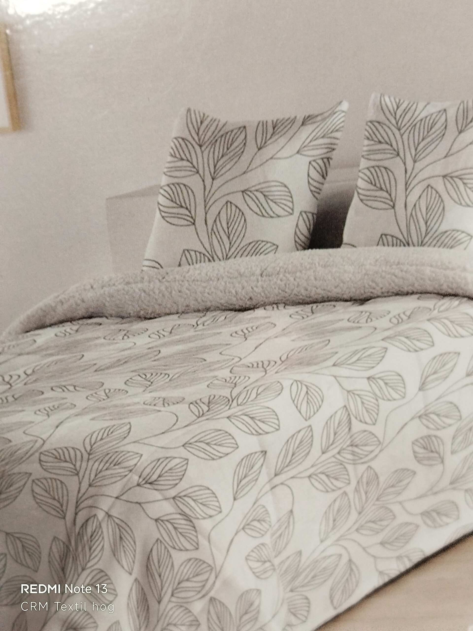 Edredón Sherpa cama 180 con fundas de cojines hojas